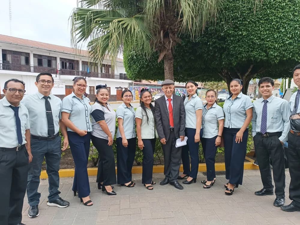La plana docente de Colegios Amae reunida en la plaza de Moyobamba.