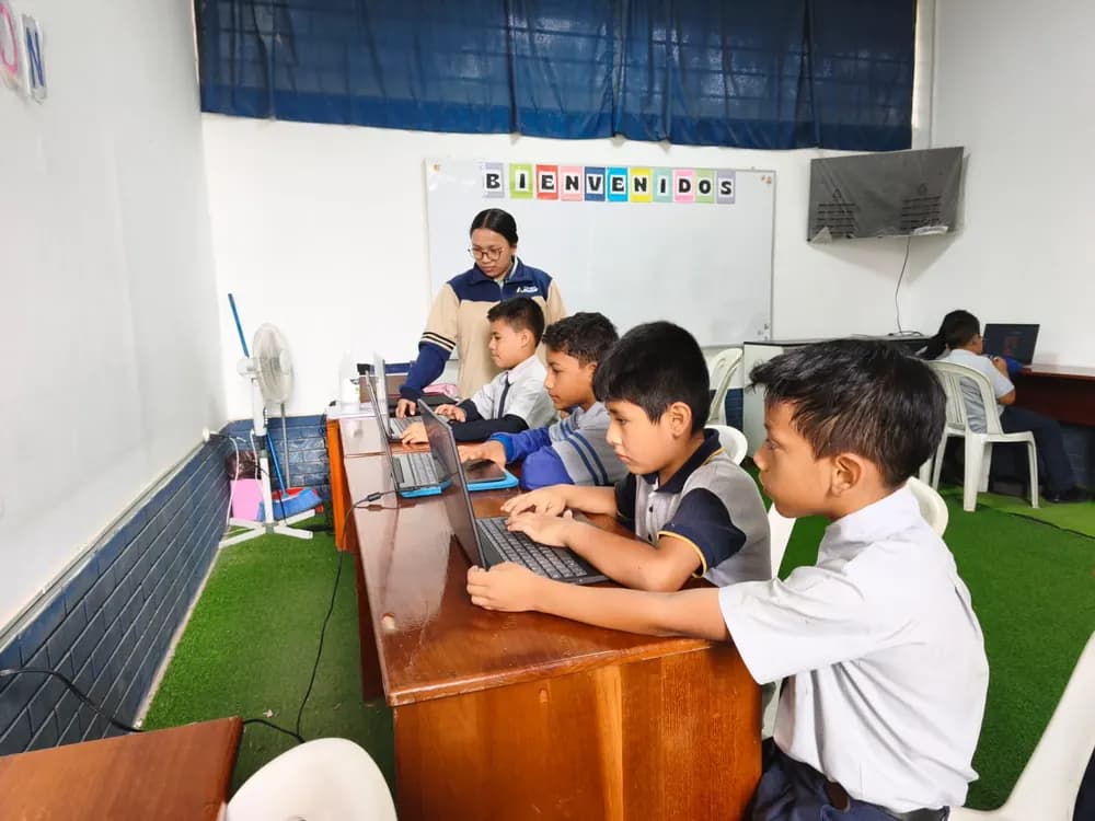 Alumnos de primaria trabajando en sus carpetas durante la clase.