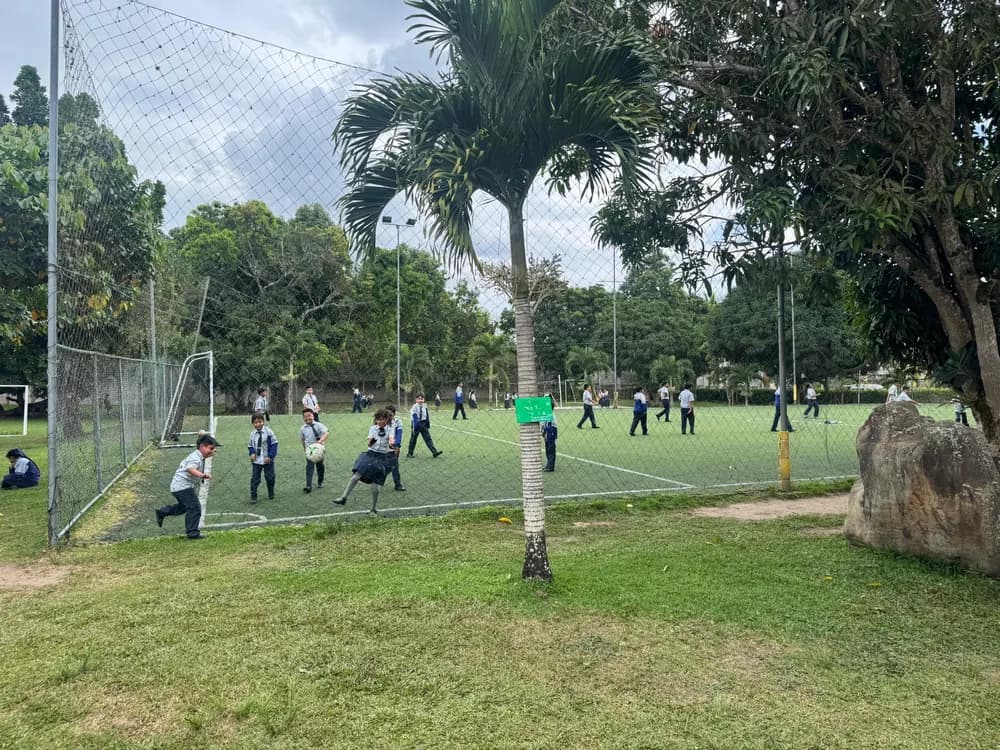 El campo deportivo del colegio, con las aulas de primaria al fondo.