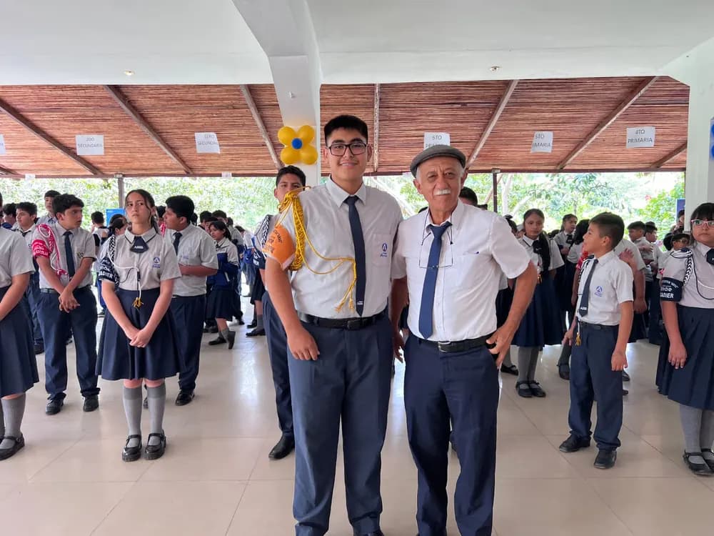 Un docente junto a los alumnos de secundaria en el patio.