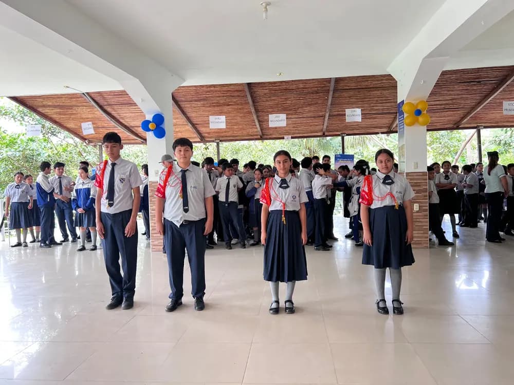 Alumnos de secundaria formados en el patio techado del colegio.