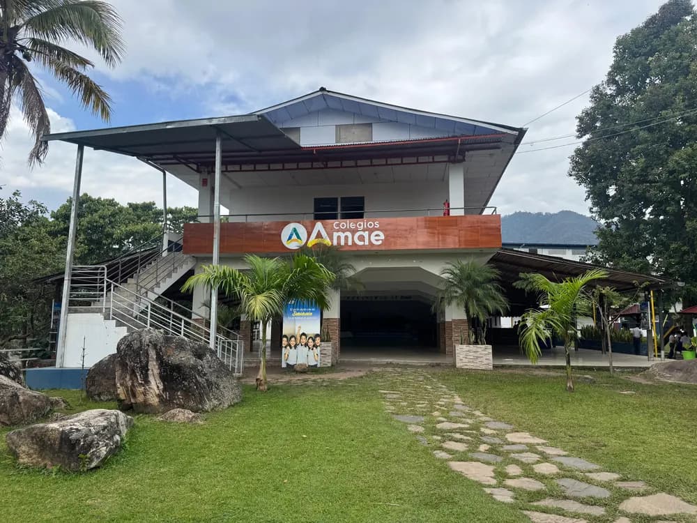 Edificio principal de Colegios Amae, con el letrero y los jardines de la entrada.