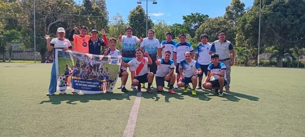 Equipos de fútbol del colegio en la cancha durante los juegos deportivos.