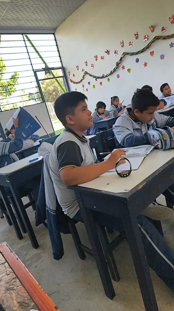 Alumnos de primaria leyendo en sus carpetas durante la media hora diaria de lectura.