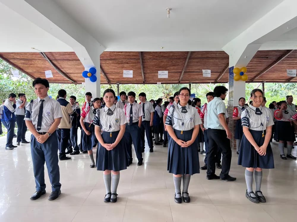 Ceremonia de imposición de cordones, con los alumnos formados en el patio.