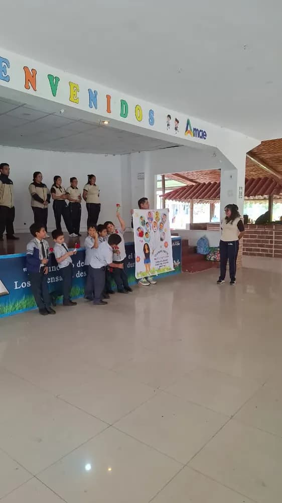 Celebración del Día del Maestro en el patio del colegio.