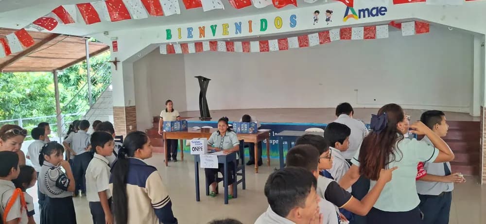 Alumnos votando en las elecciones internas del municipio escolar.