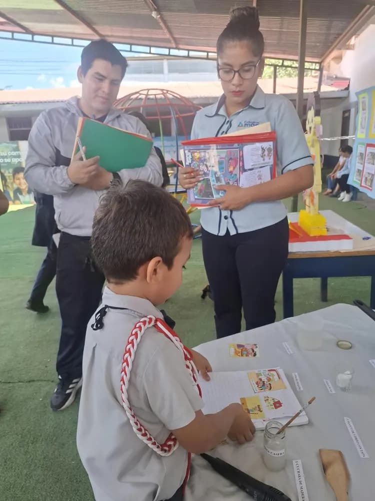 Un alumno presenta su proyecto a los jurados en la feria de ciencia y tecnología.