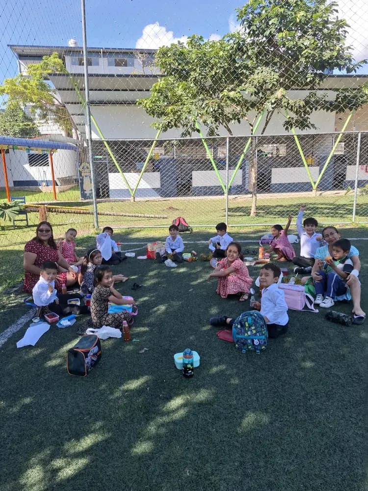 Alumnos compartiendo en el campo durante la celebración del Día de San Juan.
