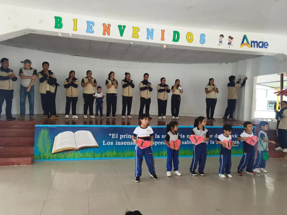 Alumnos de inicial durante una actuación en el patio techado del colegio.