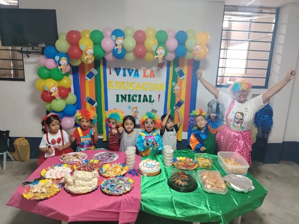 Alumnos de inicial y sus profesoras en la celebración del día de la educación inicial.