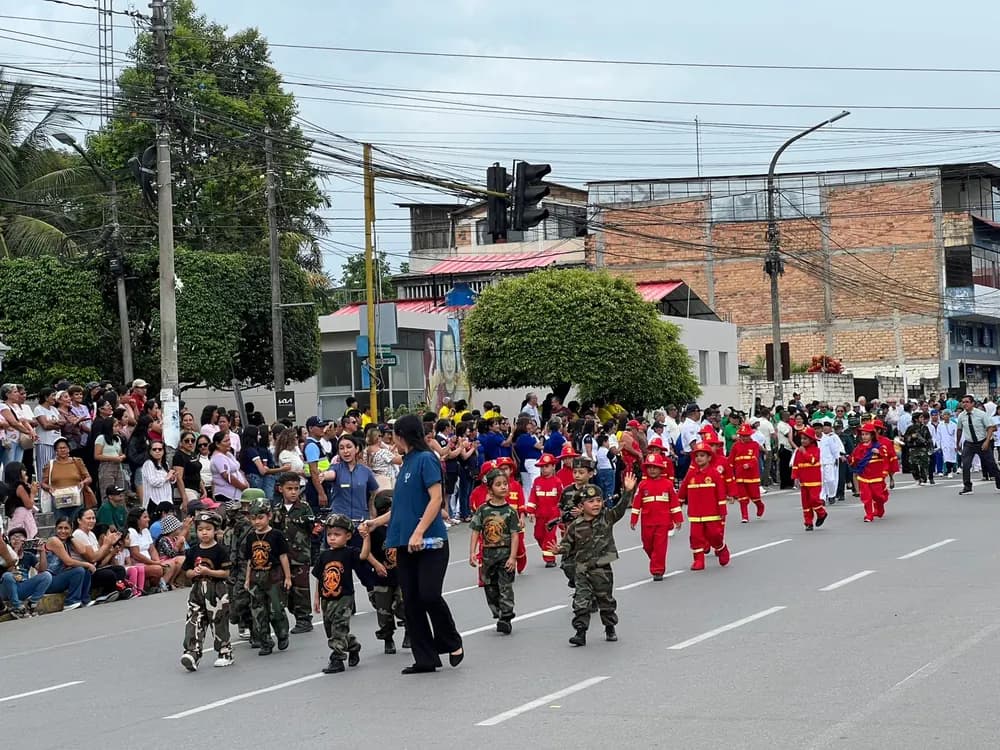 Alumnos de inicial desfilando por las calles de Moyobamba con sus trajes.