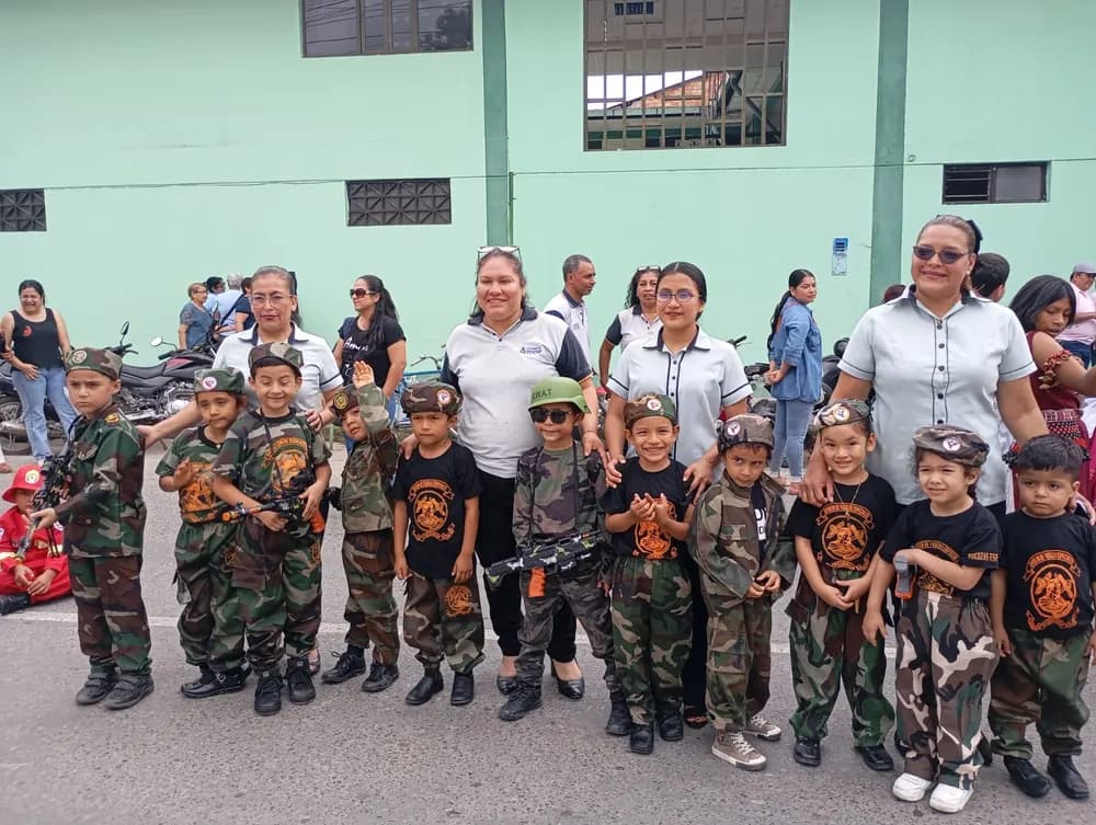 Alumnos de inicial con sus profesoras, listos para salir al desfile.