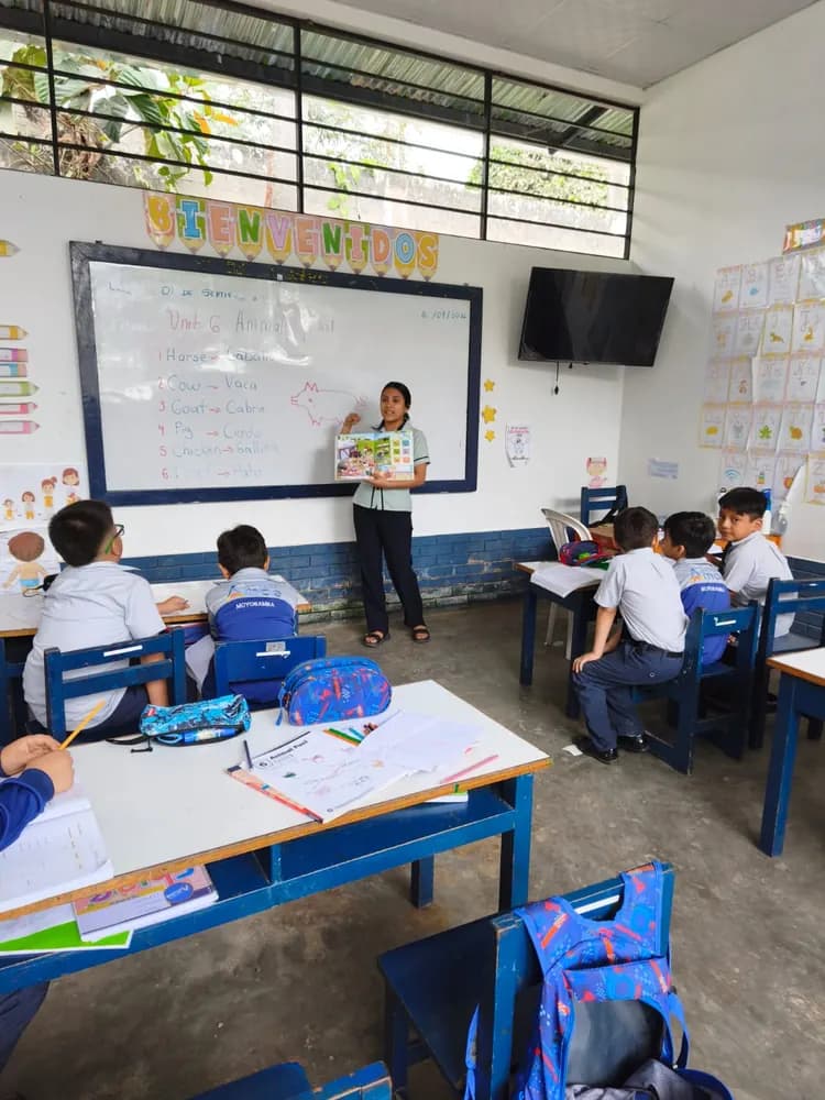 Clase de inglés: la docente presenta el vocabulario de animales en la pizarra.