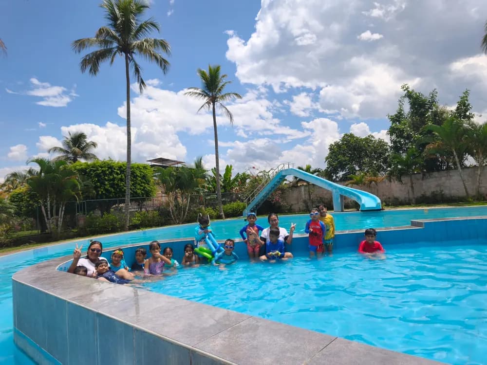 Alumnos de inicial en la piscina del campus con sus profesoras.