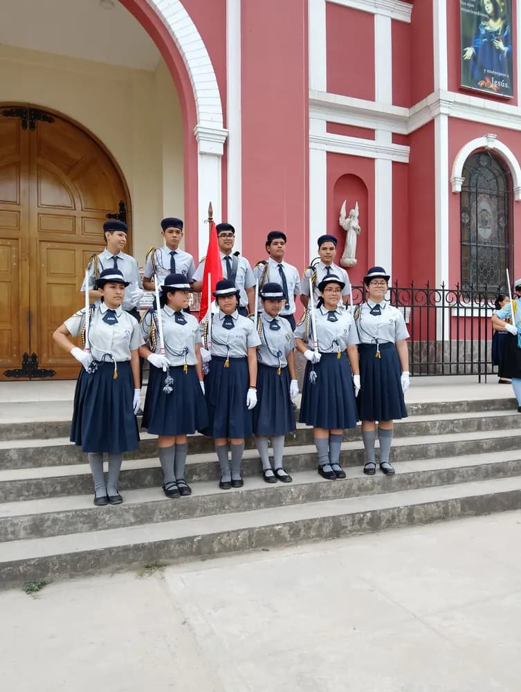 Alumnas de AMAE formadas para el desfile por fiestas patrias.