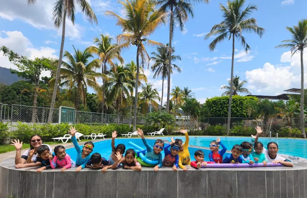 Alumnos en la piscina del campus durante la clase de natación.